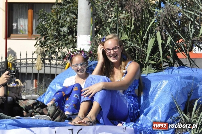 Zdjęcie w galerii na portalu naszraciborz.pl: Dożynki 2016. Z Krowiarek do Amandowa. Dożynkowy korowód jedzie aż godzinę wiadomości z regionu