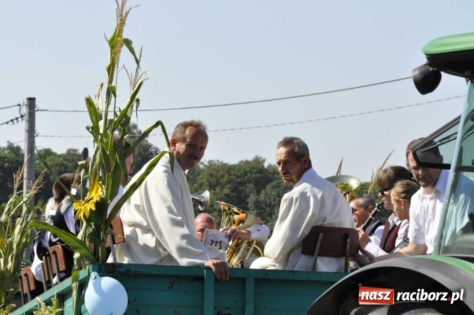 Zdjęcie w galerii na portalu naszraciborz.pl: Dożynki 2016. Z Krowiarek do Amandowa. Dożynkowy korowód jedzie aż godzinę wiadomości z regionu
