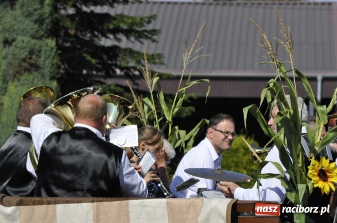 Zdjęcie w galerii na portalu naszraciborz.pl: Dożynki 2016. Z Krowiarek do Amandowa. Dożynkowy korowód jedzie aż godzinę wiadomości z regionu