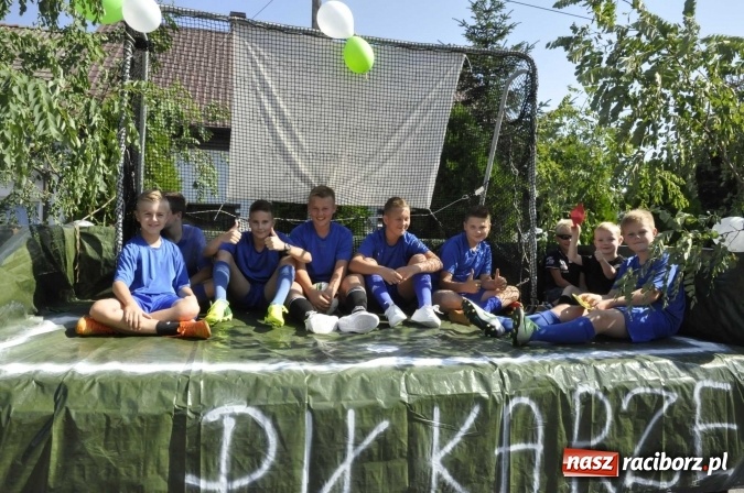 Zdjęcie w galerii na portalu naszraciborz.pl: Dożynki 2016. Z Krowiarek do Amandowa. Dożynkowy korowód jedzie aż godzinę wiadomości z regionu