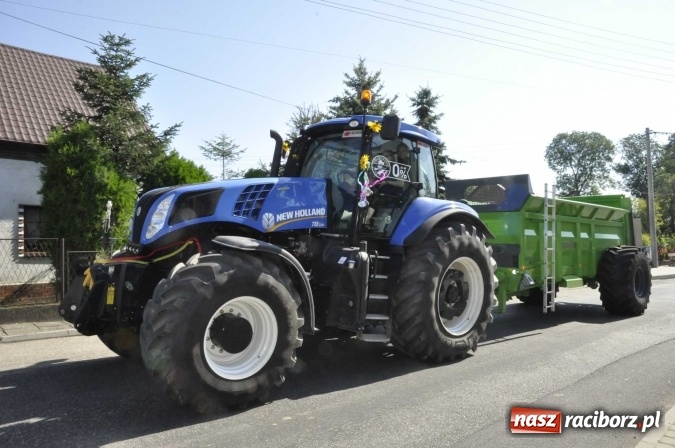 Zdjęcie w galerii na portalu naszraciborz.pl: Dożynki 2016. Z Krowiarek do Amandowa. Dożynkowy korowód jedzie aż godzinę wiadomości z regionu