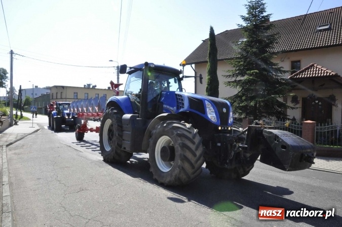 Zdjęcie w galerii na portalu naszraciborz.pl: Dożynki 2016. Z Krowiarek do Amandowa. Dożynkowy korowód jedzie aż godzinę wiadomości z regionu