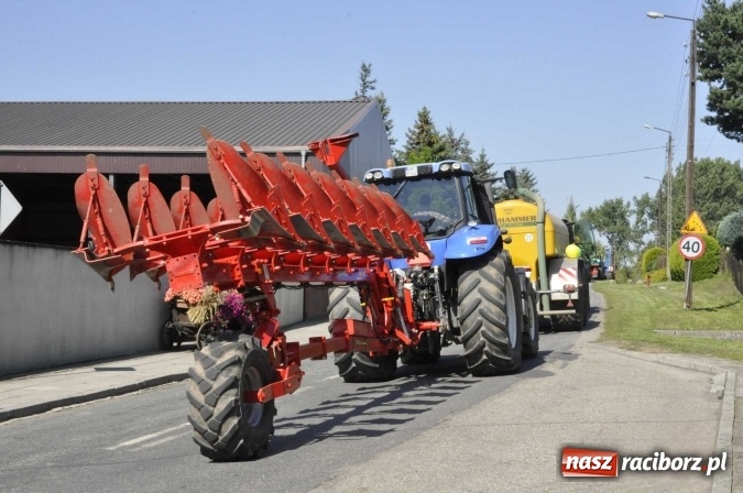 Zdjęcie w galerii na portalu naszraciborz.pl: Dożynki 2016. Z Krowiarek do Amandowa. Dożynkowy korowód jedzie aż godzinę wiadomości z regionu