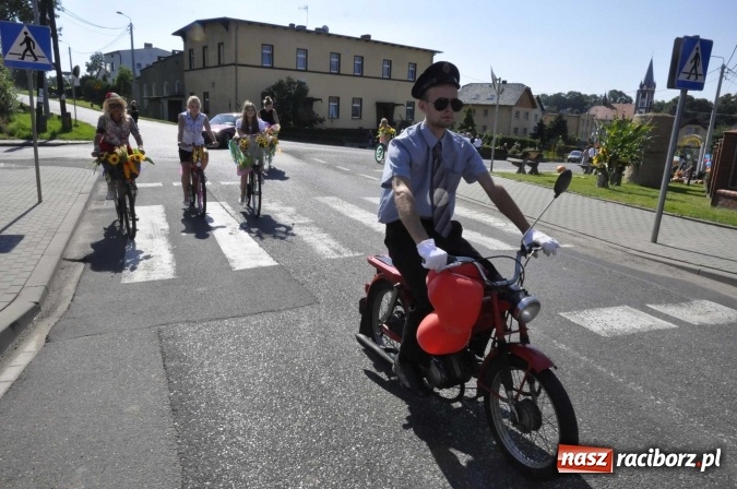 Zdjęcie w galerii na portalu naszraciborz.pl: Dożynki 2016. Z Krowiarek do Amandowa. Dożynkowy korowód jedzie aż godzinę wiadomości z regionu