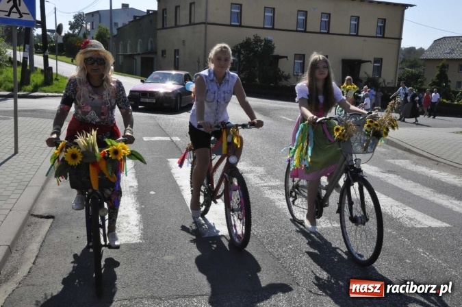 Zdjęcie w galerii na portalu naszraciborz.pl: Dożynki 2016. Z Krowiarek do Amandowa. Dożynkowy korowód jedzie aż godzinę wiadomości z regionu