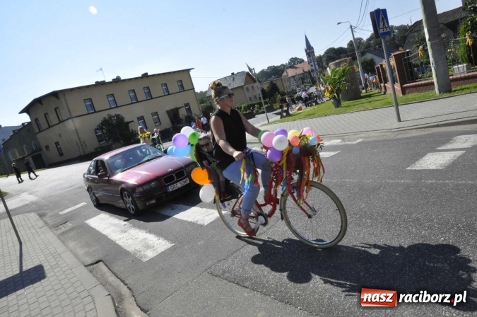 Zdjęcie w galerii na portalu naszraciborz.pl: Dożynki 2016. Z Krowiarek do Amandowa. Dożynkowy korowód jedzie aż godzinę wiadomości z regionu