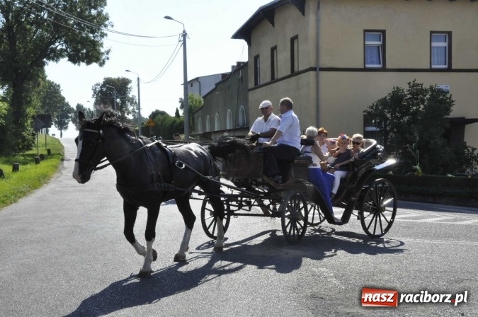Zdjęcie w galerii na portalu naszraciborz.pl: Dożynki 2016. Z Krowiarek do Amandowa. Dożynkowy korowód jedzie aż godzinę wiadomości z regionu