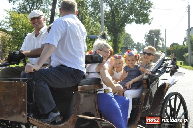 Zdjęcie w galerii na portalu naszraciborz.pl: Dożynki 2016. Z Krowiarek do Amandowa. Dożynkowy korowód jedzie aż godzinę wiadomości z regionu