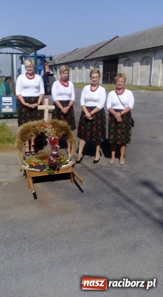Zdjęcie w galerii na portalu naszraciborz.pl: Dożynki 2016. Z Krowiarek do Amandowa. Dożynkowy korowód jedzie aż godzinę wiadomości z regionu