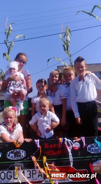 Zdjęcie w galerii na portalu naszraciborz.pl: Dożynki 2016. Z Krowiarek do Amandowa. Dożynkowy korowód jedzie aż godzinę wiadomości z regionu