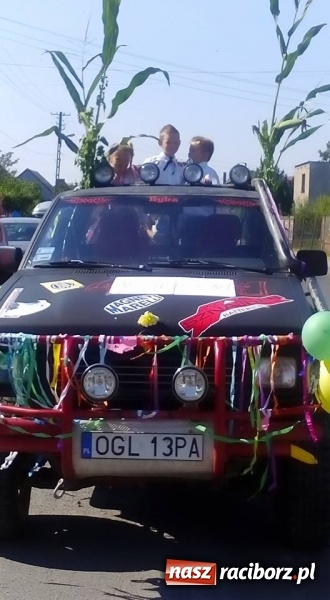 Zdjęcie w galerii na portalu naszraciborz.pl: Dożynki 2016. Z Krowiarek do Amandowa. Dożynkowy korowód jedzie aż godzinę wiadomości z regionu