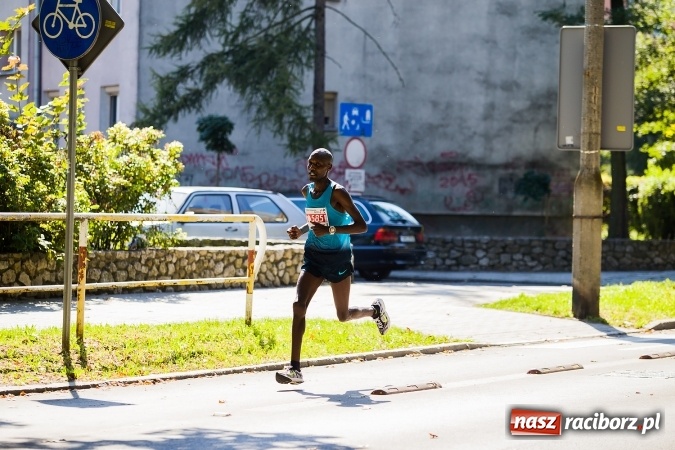 Zdjęcie w galerii na portalu naszraciborz.pl: II Rafako Półmaraton Racibórz. Trzy miejsca na podium dla Kenijczyków i rekord trasy wiadomości z regionu