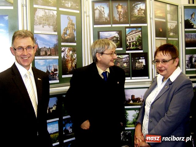 Zdjęcie w galerii na portalu naszraciborz.pl: Stefan Niesiołowski otworzył wystawę wiadomości z regionu