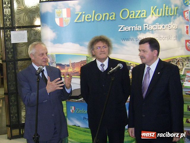 Zdjęcie w galerii na portalu naszraciborz.pl: Stefan Niesiołowski otworzył wystawę wiadomości z regionu