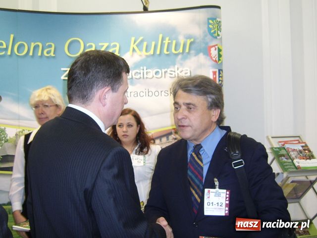 Zdjęcie w galerii na portalu naszraciborz.pl: Stefan Niesiołowski otworzył wystawę wiadomości z regionu