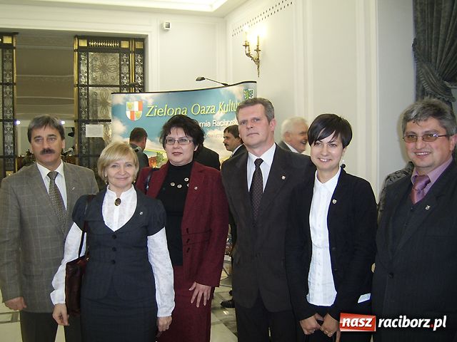 Zdjęcie w galerii na portalu naszraciborz.pl: Stefan Niesiołowski otworzył wystawę wiadomości z regionu