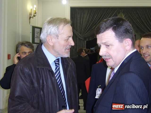 Zdjęcie w galerii na portalu naszraciborz.pl: Stefan Niesiołowski otworzył wystawę wiadomości z regionu