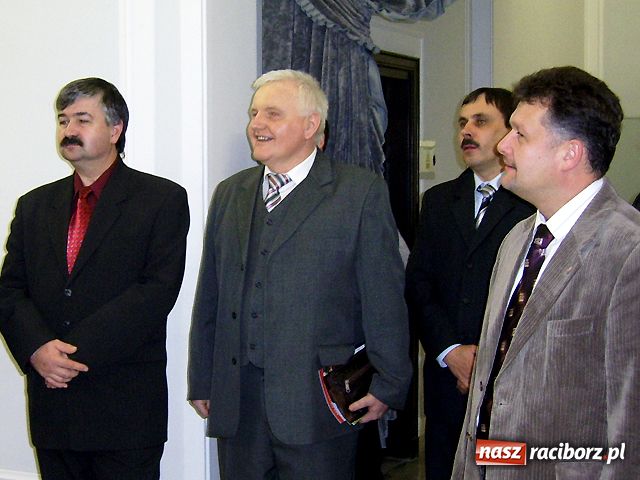 Zdjęcie w galerii na portalu naszraciborz.pl: Stefan Niesiołowski otworzył wystawę wiadomości z regionu