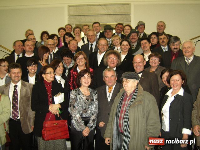 Zdjęcie w galerii na portalu naszraciborz.pl: Stefan Niesiołowski otworzył wystawę wiadomości z regionu