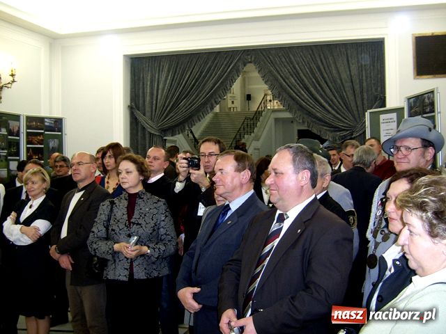 Zdjęcie w galerii na portalu naszraciborz.pl: Stefan Niesiołowski otworzył wystawę wiadomości z regionu