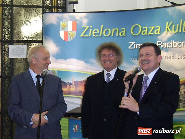 Zdjęcie w galerii na portalu naszraciborz.pl: Stefan Niesiołowski otworzył wystawę wiadomości z regionu