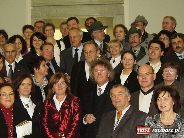 Zdjęcie w galerii na portalu naszraciborz.pl: Stefan Niesiołowski otworzył wystawę wiadomości z regionu