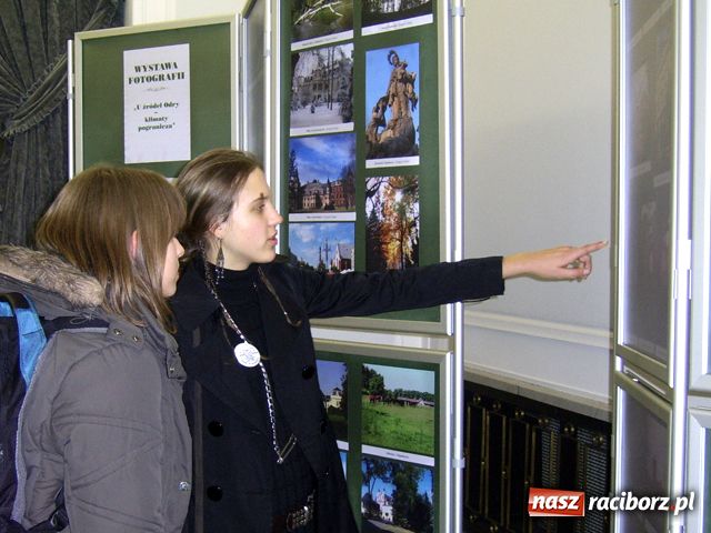 Zdjęcie w galerii na portalu naszraciborz.pl: Stefan Niesiołowski otworzył wystawę wiadomości z regionu