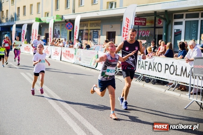Zdjęcie w galerii na portalu naszraciborz.pl: Mini RAFAKO Półmaraton Racibórz, czyli bieg charytatywny dla Wiktorii i Jurka wiadomości z regionu