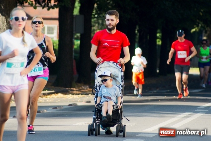 Zdjęcie w galerii na portalu naszraciborz.pl: Mini RAFAKO Półmaraton Racibórz, czyli bieg charytatywny dla Wiktorii i Jurka wiadomości z regionu