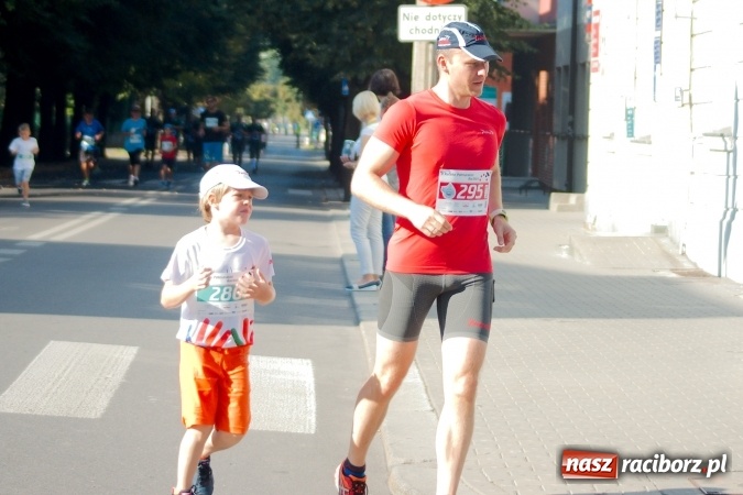 Zdjęcie w galerii na portalu naszraciborz.pl: Mini RAFAKO Półmaraton Racibórz, czyli bieg charytatywny dla Wiktorii i Jurka wiadomości z regionu