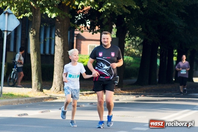 Zdjęcie w galerii na portalu naszraciborz.pl: Mini RAFAKO Półmaraton Racibórz, czyli bieg charytatywny dla Wiktorii i Jurka wiadomości z regionu