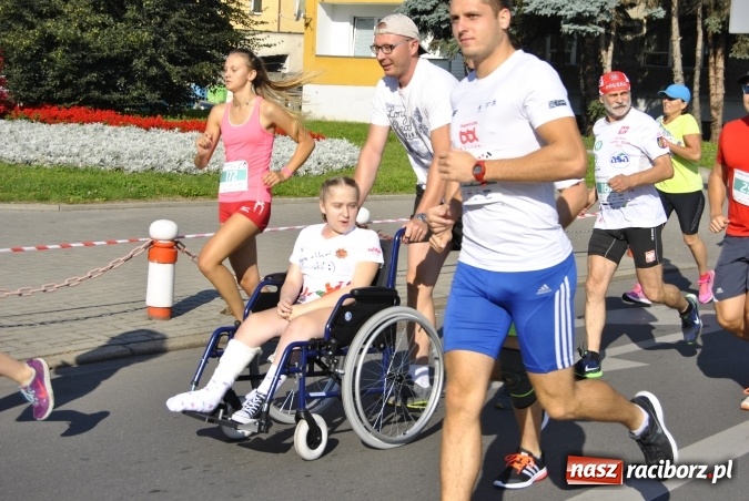 Zdjęcie w galerii na portalu naszraciborz.pl: Mini RAFAKO Półmaraton Racibórz, czyli bieg charytatywny dla Wiktorii i Jurka wiadomości z regionu