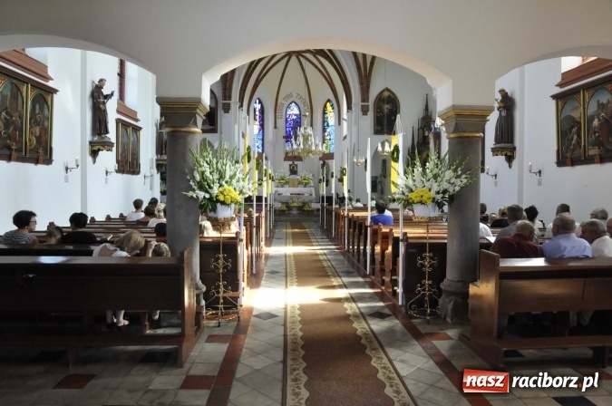 Zdjęcie w galerii na portalu naszraciborz.pl: 120 lat kościoła w Modzurowie. Urodzinową Mszę św. odprawił biskup Paweł Stobrawa wiadomości z regionu