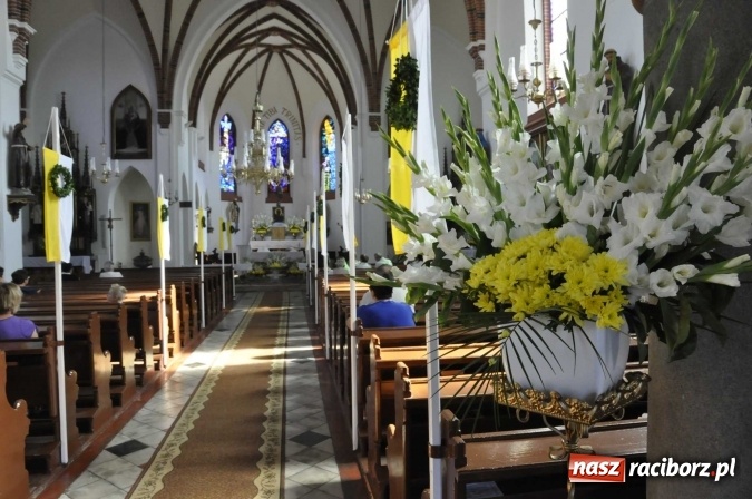 Zdjęcie w galerii na portalu naszraciborz.pl: 120 lat kościoła w Modzurowie. Urodzinową Mszę św. odprawił biskup Paweł Stobrawa wiadomości z regionu