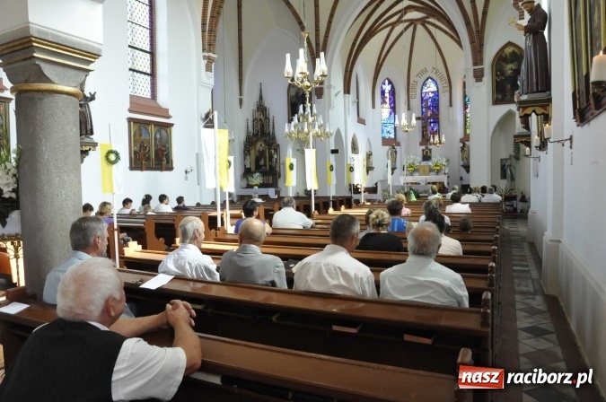 Zdjęcie w galerii na portalu naszraciborz.pl: 120 lat kościoła w Modzurowie. Urodzinową Mszę św. odprawił biskup Paweł Stobrawa wiadomości z regionu