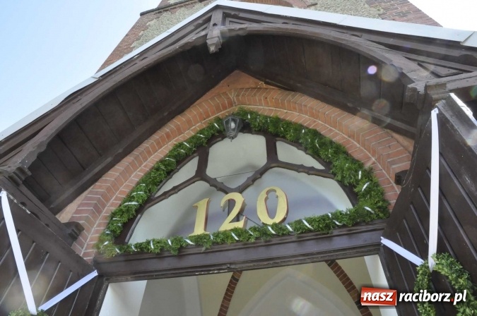 Zdjęcie w galerii na portalu naszraciborz.pl: 120 lat kościoła w Modzurowie. Urodzinową Mszę św. odprawił biskup Paweł Stobrawa wiadomości z regionu