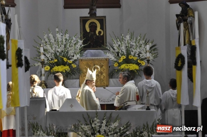 Zdjęcie w galerii na portalu naszraciborz.pl: 120 lat kościoła w Modzurowie. Urodzinową Mszę św. odprawił biskup Paweł Stobrawa wiadomości z regionu