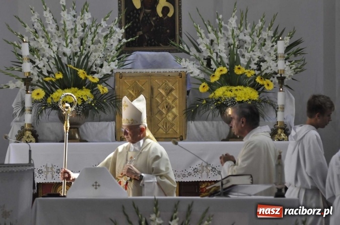 Zdjęcie w galerii na portalu naszraciborz.pl: 120 lat kościoła w Modzurowie. Urodzinową Mszę św. odprawił biskup Paweł Stobrawa wiadomości z regionu