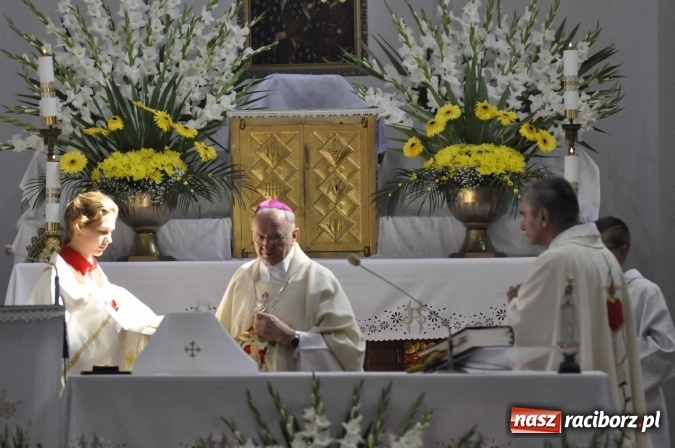 Zdjęcie w galerii na portalu naszraciborz.pl: 120 lat kościoła w Modzurowie. Urodzinową Mszę św. odprawił biskup Paweł Stobrawa wiadomości z regionu