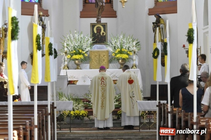 Zdjęcie w galerii na portalu naszraciborz.pl: 120 lat kościoła w Modzurowie. Urodzinową Mszę św. odprawił biskup Paweł Stobrawa wiadomości z regionu