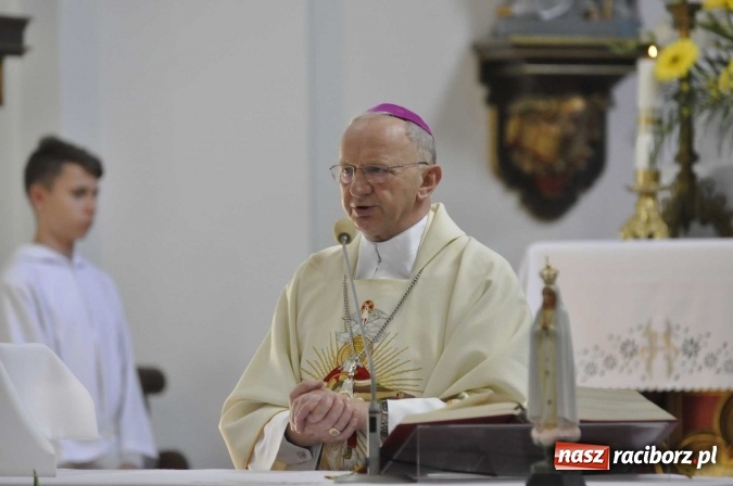 Zdjęcie w galerii na portalu naszraciborz.pl: 120 lat kościoła w Modzurowie. Urodzinową Mszę św. odprawił biskup Paweł Stobrawa wiadomości z regionu
