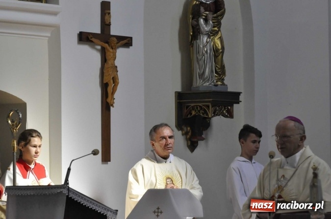 Zdjęcie w galerii na portalu naszraciborz.pl: 120 lat kościoła w Modzurowie. Urodzinową Mszę św. odprawił biskup Paweł Stobrawa wiadomości z regionu