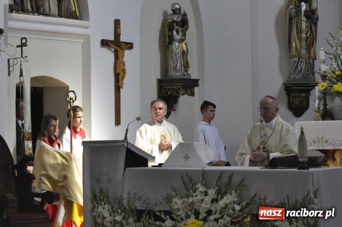 Zdjęcie w galerii na portalu naszraciborz.pl: 120 lat kościoła w Modzurowie. Urodzinową Mszę św. odprawił biskup Paweł Stobrawa wiadomości z regionu