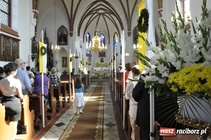 Zdjęcie w galerii na portalu naszraciborz.pl: 120 lat kościoła w Modzurowie. Urodzinową Mszę św. odprawił biskup Paweł Stobrawa wiadomości z regionu