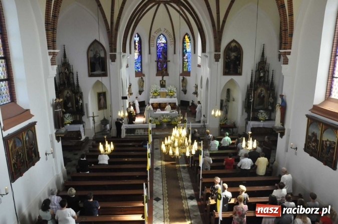 Zdjęcie w galerii na portalu naszraciborz.pl: 120 lat kościoła w Modzurowie. Urodzinową Mszę św. odprawił biskup Paweł Stobrawa wiadomości z regionu