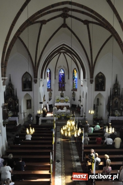 Zdjęcie w galerii na portalu naszraciborz.pl: 120 lat kościoła w Modzurowie. Urodzinową Mszę św. odprawił biskup Paweł Stobrawa wiadomości z regionu