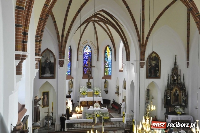 Zdjęcie w galerii na portalu naszraciborz.pl: 120 lat kościoła w Modzurowie. Urodzinową Mszę św. odprawił biskup Paweł Stobrawa wiadomości z regionu