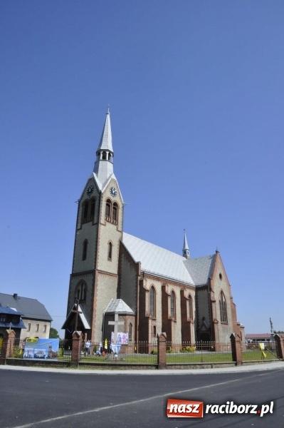 Zdjęcie w galerii na portalu naszraciborz.pl: 120 lat kościoła w Modzurowie. Urodzinową Mszę św. odprawił biskup Paweł Stobrawa wiadomości z regionu