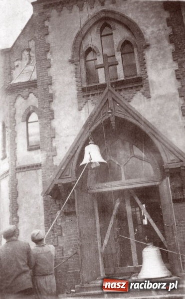 Zdjęcie w galerii na portalu naszraciborz.pl: 120 lat kościoła w Modzurowie. Urodzinową Mszę św. odprawił biskup Paweł Stobrawa wiadomości z regionu