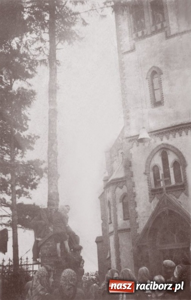 Zdjęcie w galerii na portalu naszraciborz.pl: 120 lat kościoła w Modzurowie. Urodzinową Mszę św. odprawił biskup Paweł Stobrawa wiadomości z regionu